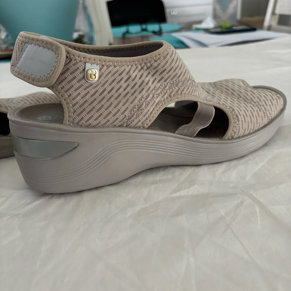 BZees Dream Sandal Beige 9.5 Synthetic Sole Hook and Loop Closure Machine Wash - Picture 8 of 14